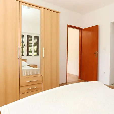 10148c Apartment *